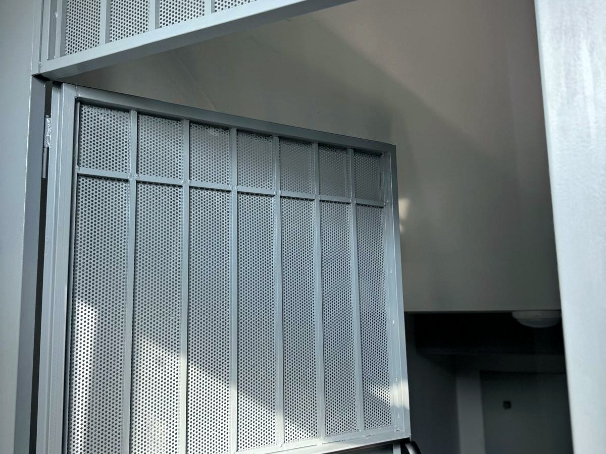Porta di sicurezza con maniglione antipanico